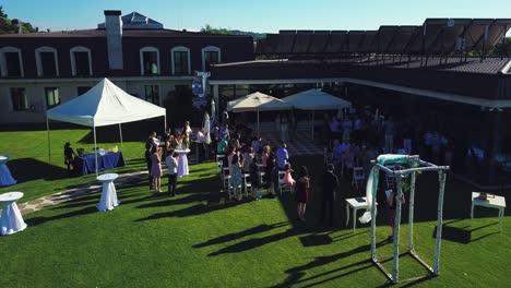 Hermosa-Ceremonia-De-Boda-Novia-Decoración-Disparar-Desde-Un-Dron