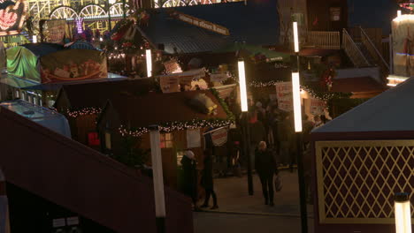 Multitudes-En-El-Tradicional-Mercado-Navideño-Por-La-Noche-En-Alexanderplatz,-Berlín