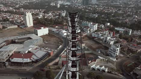 Paralaje-De-La-Parte-Superior-De-La-Ferris-Sin-Nadie-En-Las-Cabinas-Que-Termine-En-El-Costado-De-La-Ferris