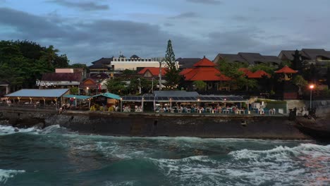 Antena-De-Un-Restaurante-Frente-Al-Mar-En-Echo-Beach-En-Canggu-Bali-Al-Atardecer