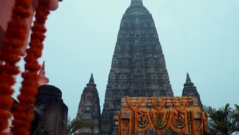 Gläubiger-In-Der-Schlange-Vor-Einem-Alten-Traditionellen-Buddhistischen-Tempel-Für-Die-Morgengebete.-Video-Aufgenommen-Im-Mahabodhi-Tempel-In-Bodhgaya,-Bihar,-Indien,-Am-11.-Februar-2020