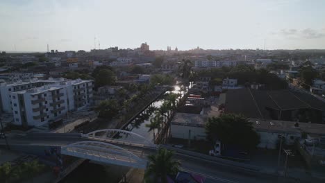 Vista-Aérea-De-Un-Río-Con-Autos-Cruzando-Los-Puentes-En-Tampico