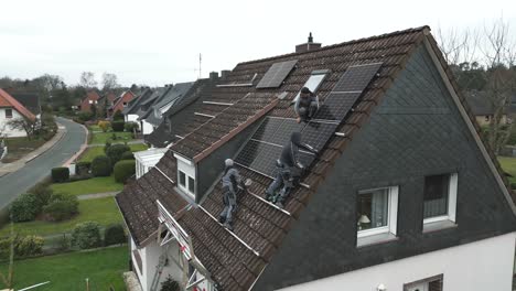 Luftaufnahmen-Zeigen-Drei-Arbeiter,-Die-Eine-Solaranlage-Auf-Dem-Dach-Eines-Einfamilienhauses-Installieren