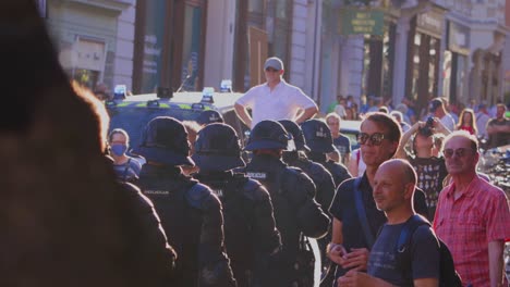 Menschenmenge-Und-Polizisten-Auf-Der-Straße-Während-Der-Proteste-In-Ljubljana,-Slowenien