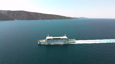 Transporte-Marítimo-Ferry-En-El-Mar-Adriático-Por-La-Costa-De-Croacia