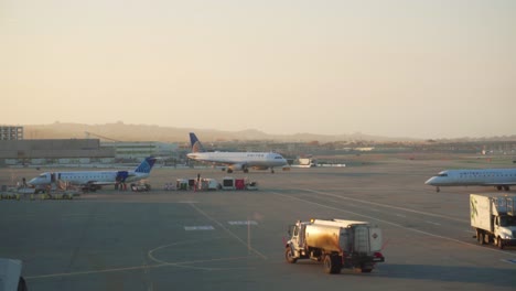 Weite-Aufnahme-Des-Internationalen-Flughafens-Von-San-Francisco,-Während-Die-Flugzeuge-Von-United-Airlines-Zum-Terminal-Und-Zur-Landebahn-Rollen