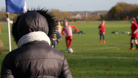 Zuschauer,-Der-Einer-Gruppe-Von-Kindern-Beim-Sport-Auf-Einem-Feld-Zusieht