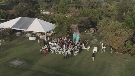 San-Ramon,-Costa-Rica---19-De-Marzo-De-2022:-Fuegos-Artificiales-El-Día-De-Una-Boda-En-Un-Jardín,-Con-Los-Asistentes-Celebrando-A-Los-Novios