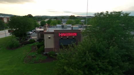 Toma-Aérea-Del-Edificio-Del-Restaurante-Longhorn-Steakhouse