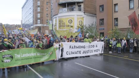 Más-De-250000-Personas-Marchan-En-Protesta-Desde-El-Parque-Kelvingrove-Hasta-Glasgow-Green-Durante-La-Cop26