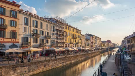 Time-lapse-of-Darsena-Naviglio-Grande-at-the-evening