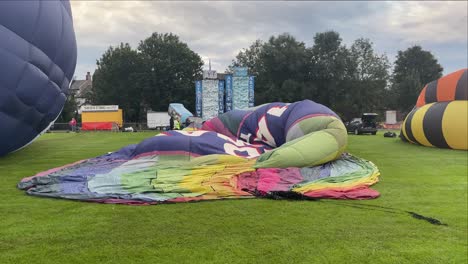 Bunten-Heißluftballon-Beginnt-Mit-Luft-Gefüllt-Werden