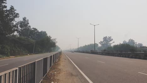 Starker-Smog-Auf-Nationalstraßen-Führt-Zu-Einer-Schlechten-Luftqualität