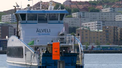 Ein-Boot-Von-Västtrafik,-Der-Für-Den-öffentlichen-Verkehr-Auf-Dem-Fluss-Göta-Zuständigen-Behörde