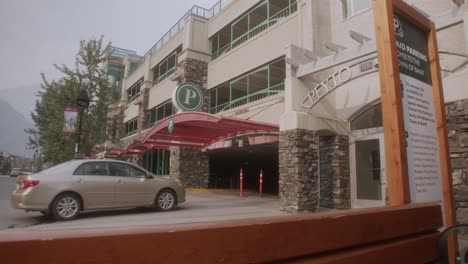 Coche-Entrando-En-Parkade-En-Banff.