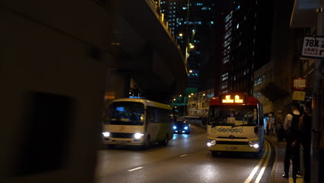 Los-Autobuses-Paran-En-La-Parada-De-Autobús-Por-La-Noche,-Hong-Kong