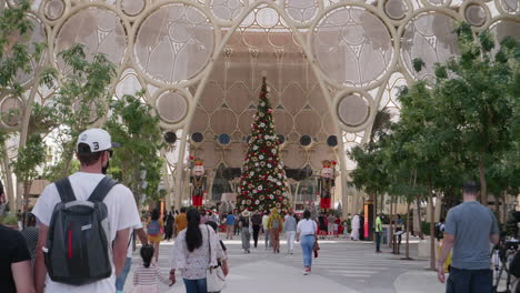 Visitantes-De-Dubai-Expo-2020-Caminando-Hacia-La-Entrada-De-Al-Wasl-Plaza