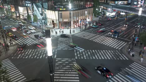 Timelapse-Nocturno-En-El-Cruce-De-Sukiyabashi-Frente-Al-Centro-Comercial-Tokyu-Plaza-En-Ginza,-Tokio,-Japón