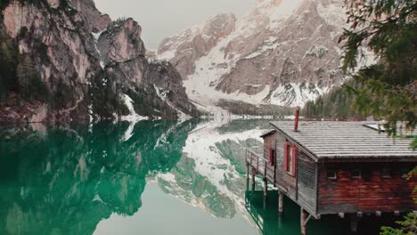 Wooden-hut-by-a-beautiful-mountain-lake-in-the-Dolomites