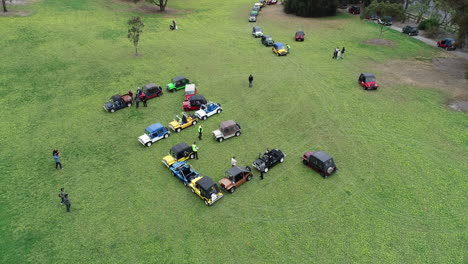 Konvoi-Zum-50.-Jubiläum-Der-Moke-Owners-Association-–-Weißer-Moke-Wird-Aus-Der-Luft-An-Seinen-Platz-Dirigiert