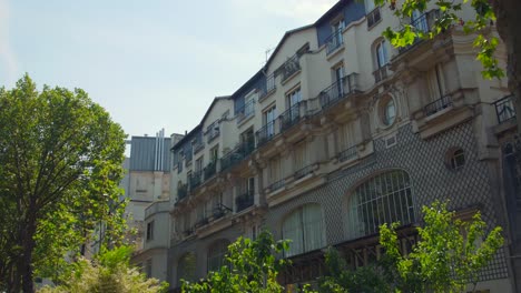 Eine-Beeindruckende-Perspektivische-Ansicht-Der-Straße-Der-Avenue-René-Coty,-Einer-Pariser-Durchgangsstraße-Mit-Gehobenen-Gebäuden-Im-Haussmann-Stil,-Die-Im-19.-Jahrhundert-Errichtet-Wurden