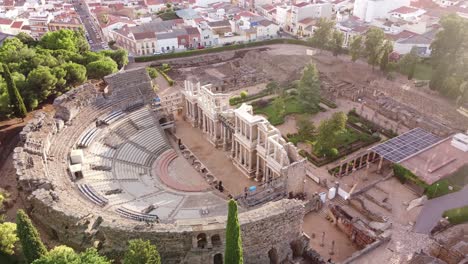 Teatro-Romano-De-Mérida,-Badajoz,-Extremadura,-España---Vista-Aérea-Del-Antiguo-Y-Antiguo-Anfiteatro