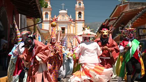 Mexikanische-Clowns,-Sogenannte-Tocotines,-Tanzen-Traditionelle-Musik-Auf-Der-Straße-Von-Xico,-Veracruz