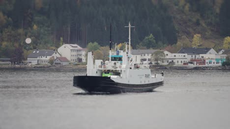 Un-Pequeño-Ferry-De-Pasajeros-Linge-Eidsdal-Cruzando-El-Fiordo.