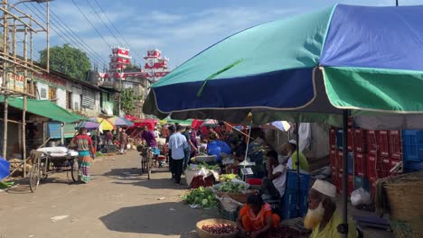 Los-Vendedores-Ambulantes-Venden-Su-Comida-En-El-Mercado.