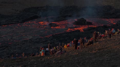 Menschenmenge-Auf-Dem-Berg-Beobachtet-Fluss-Aus-Glühender-Lava,-Island