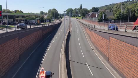 4K-Aufnahme-Von-Stetigem-Verkehr-Auf-Einer-Schnellen-Schnellstraße-Mit-Hohen-Tankstellenpreisen-In-Swansea,-Großbritannien