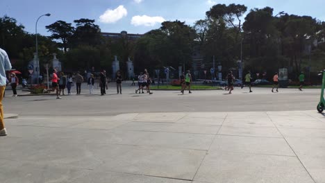 Timelapse-of-Madrid-street-where-people-are-running-the-annual-Marathon