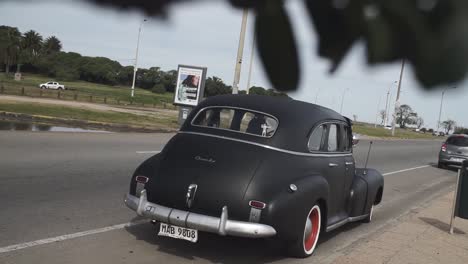 Restaurierter-Oldtimer-Im-Hot-Rod-Stil-Auf-Den-Straßen-Von-Montevideo,-Uruguay