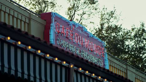 Café-Du-Monde-Kaffee-Beignets-Stadtpark-Neonschild-Außendämmerung