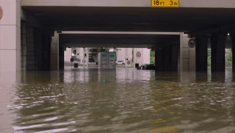 Establecimiento-De-Una-Toma-De-Las-Aguas-De-La-Inundación-En-El-Paso-Subterráneo-De-La-I-10-Oeste-En-Houston,-Texas.