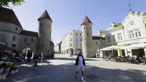 Viru-Tor-An-Einem-Hellen-Sonnigen-Tag,-Halb-Im-Schatten-Von-Gebäuden-Und-Bäumen