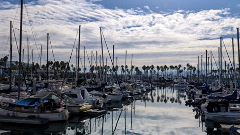 Veleros-Y-Lanchas-Atracadas-Durante-La-Marea-Baja-Panorámicas-De-Manhattan-Beach,-California