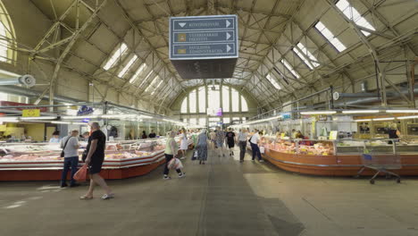 Cruce-Interior-Del-Mercado-Central-Mientras-Lugareños-Y-Turistas-Recorren-La-Tienda-Al-Aire-Libre