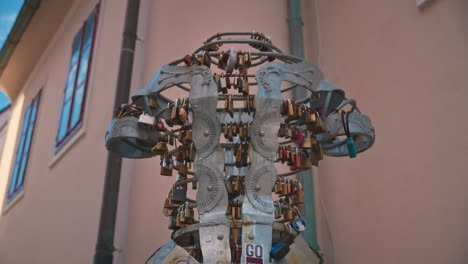 Close-up-of-the-Crinoline-of-Love-sculpture-adorned-with-padlocks-at-Varaždin,-Croatia