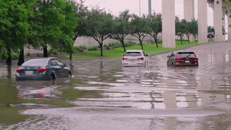 Coches-Atrapados-En-Agua-Inundada-Después-De-Que-El-Huracán-Beryl-Dejara-Inundaciones-Generalizadas-En-Houston,-Texas.