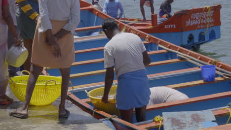 Frisch-Gefangener-Fisch-Wird-Von-Einem-Fischerboot-In-Fischkisten-Entladen,-Größter-Fischereihafen-In-Kerala