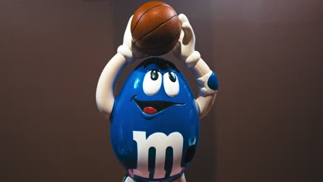 Blaue-M&amp;M-Figur-Spielt-Basketball,-Ausgestellt-Im-Schokoladenmuseum-Von-Zagreb