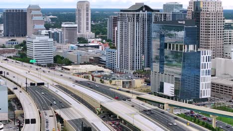 Starker-Verkehr-Auf-Dem-Autobahnkreuz-Der-Stadt-Orlando,-Florida