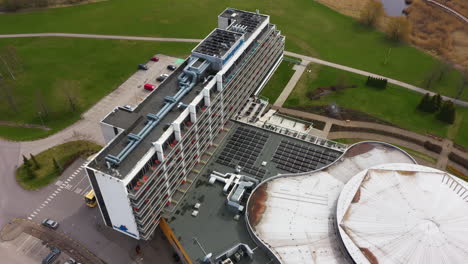 Tervise-Paradiis-Hotel-Y-Parque-Acuático-Con-Paneles-Solares-En-Pedestal-Aéreo