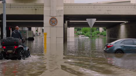 Coches-Varados-En-Las-Aguas-De-La-Inundación-Después-De-Que-El-Huracán-Beryl-Azotara-Houston,-Texas,-En-Julio.