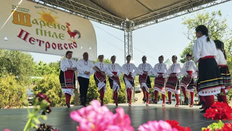 Bulgarische-Volkstanzgruppe-Führt-Energetische-Traditionelle-Horo-Sommerfestivalbühne-Auf