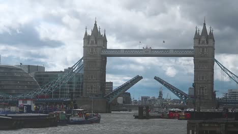 El-Tower-Bridge-Se-Abre-Cuando-Arc-Gloria-De-Colombia-Llega-A-Londres,-Reino-Unido