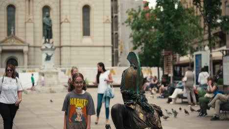 Un-Artista-Callejero-Con-Traje-Metálico-Y-Maquillaje-Haciéndose-Pasar-Por-Una-Estatua-En-Una-Plaza-Pública-En-El-Cest-De-Zagreb-Es-El-Mejor-Festival-Callejero