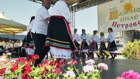 Bulgarische-Traditionelle-Folkloregruppe,-Lebhafter-Tanz-Auf-Der-Bühne-Beim-Sommerfest