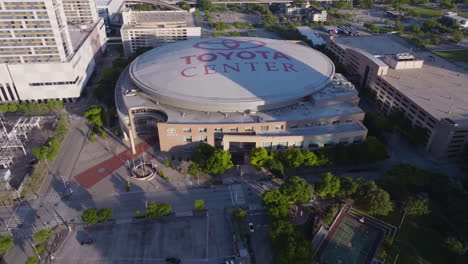 Aerial-view-in-front-of-the-entrance-to-the-Toyota-center,-golden-hour-in-Houston